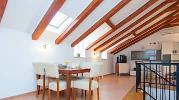 Apartamento (2 Bedrooms) | Opções para refeição no quarto