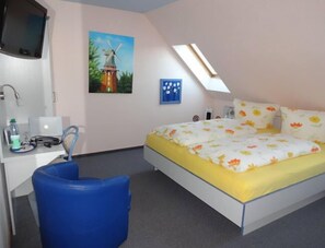 Classic Double Room | Peti besi dalam bilik, meja, Wi-fi percuma, cadar katil 