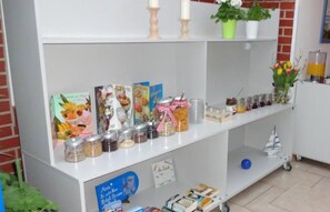 Free daily buffet breakfast - Hotel Am Deich (Norden)