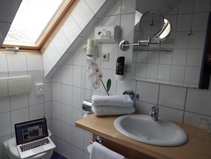 Shower, free toiletries, towels - Hotel Am Deich (Norden)