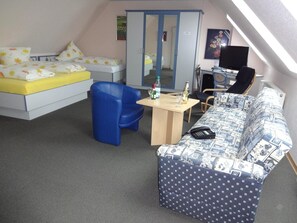 In-room safe, desk, free WiFi, bed sheets - Hotel Am Deich (Norden)