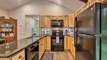 Kühlschrank, Mikrowelle, Herdplatte, Geschirrspüler