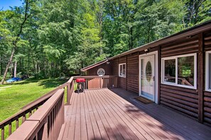 Terrace/patio - Hike, Hunt & Unwind: Cozy Cabin Near Hersheypark (Jonestown)