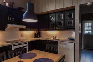 Cabin, 2 Bedrooms | Dapur peribadi | Peti sejuk/penyejuk beku saiz penuh, dapur, mesin basuh pinggan mangkuk 