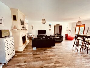 TV connectée, cheminée, livres, chaßne hi-fi