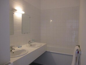 Bathroom - Renovated gîte at Château d'Avrilly, 3 bedrooms, pets allowed, wifi in Trévol (Trévol)