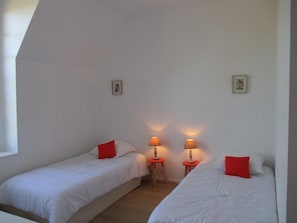 3 bedrooms, free WiFi - Renovated gîte at Château d'Avrilly, 3 bedrooms, pets allowed, wifi in Trévol (Trévol)