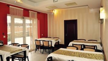 Daily continental breakfast (RON 32 per person)