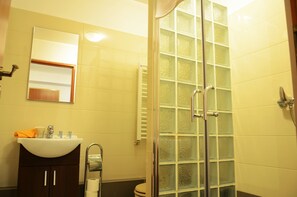 Studio | Bathroom | Shower, free toiletries, hair dryer, towels