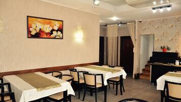 Daily continental breakfast (RON 32 per person)