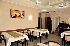 Daily continental breakfast (RON 32 per person)