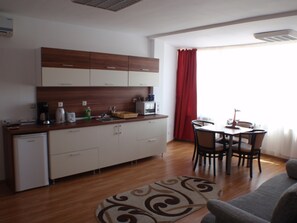 Microwave, coffee/tea maker, electric kettle, cookware/dishes/utensils - Aparthotel Zorilor Cluj Napoca (Cluj-Napoca)