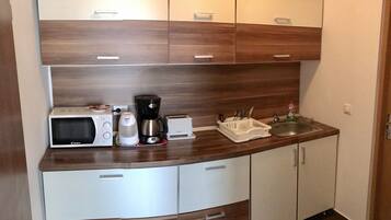 Studio | Private kitchenette | Microwave, coffee/tea maker, electric kettle, cookware/dishes/utensils