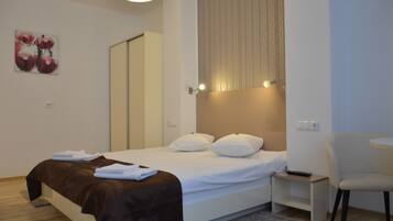 Studio | Minibar, desk, iron/ironing board, free WiFi