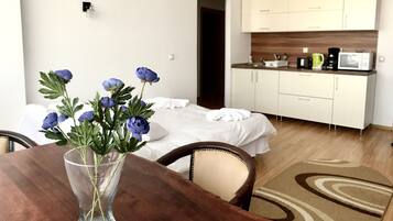 Apartment | Minibar, desk, iron/ironing board, free WiFi