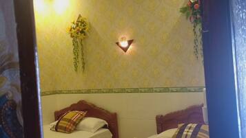 Quartos à prova de som, ferros/tábuas de passar roupa, roupa de cama