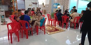 施設の正面 (日没後)