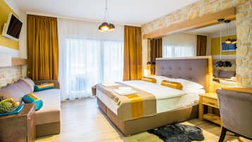 Minibar, brankas, meja kerja, dan tirai kedap cahaya