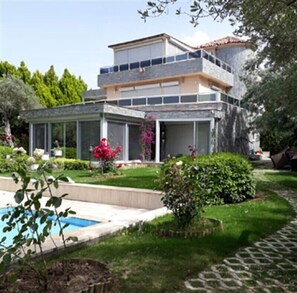 Front of property - Urla Begonvil Pansiyon (Urla)