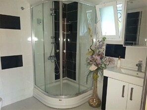 Shower, towels - Urla Begonvil Pansiyon (Urla)
