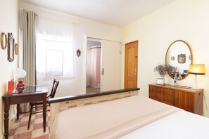 Superior Double Room ( Cardon ) | Duntäcken, individuell inredning, unika möbler och skrivbord