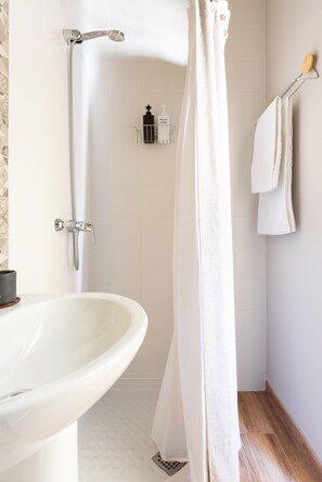 Standaard tweepersoonskamer (Violeta) | Badkamer | Een douche, een regendouche, een haardroger, handdoeken
