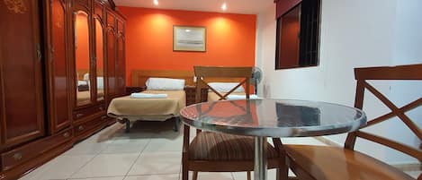 Dorama Private Room 3 wifi free shared toilet(DOS CAMAS DE 90x200 INDIVUDUALES)CON VISTA EXTRA GRAND | 1 bedroom, free WiFi, bed sheets