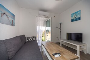 Classic Apartment | Individually decorated, individually furnished, free WiFi, bed sheets - Apartments Karolina (Opatija)