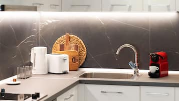 Thess Residence | 私人廚房 | 大型冰箱、烤箱、爐台、義式濃縮咖啡機