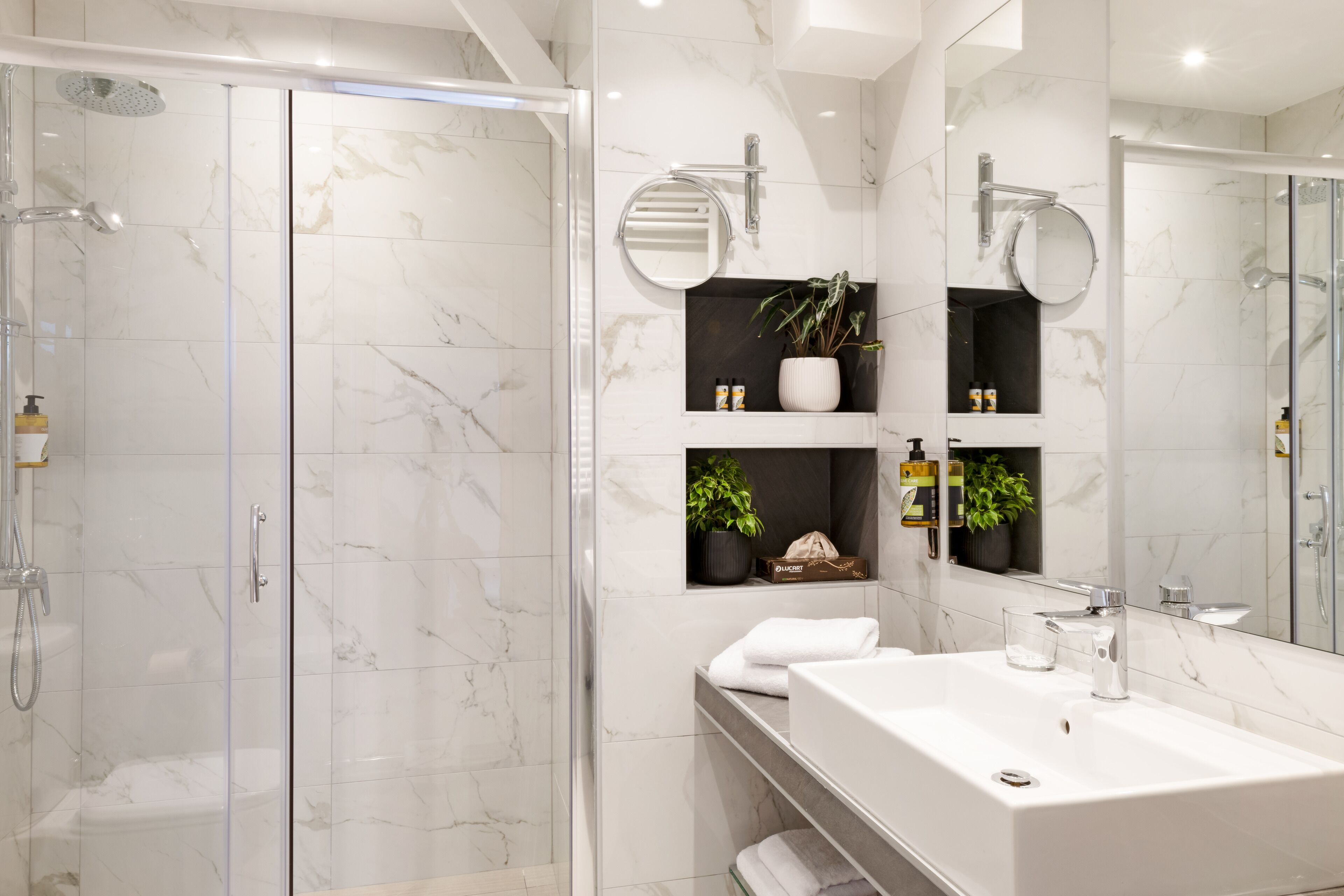 Family Residence | Baño | Regadera, amenidades de baño gratuitas, secadora de cabello, toallas 