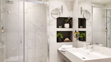 Family Residence | Baño | Regadera, amenidades de baño gratuitas, secadora de cabello, toallas