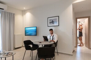 Premium bedding, in-room safe, desk, laptop workspace - Thess Residences (Thessaloniki)