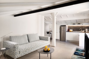 Thess Residence | Oppholdsområde | En 40-tommers smart-TV med digitale kanaler samt TV