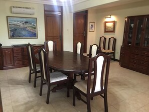 Villa | In-room dining
