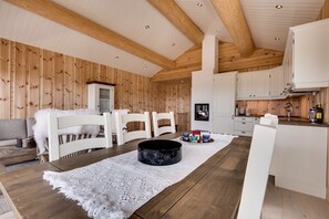 Cabaña, 3 habitaciones | Zona de estar | Una chimenea