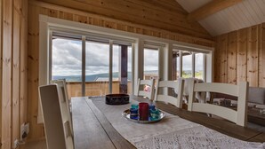 Cabaña, 3 habitaciones | Zona de estar | Una chimenea