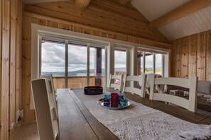 Mökki, 3 makuuhuonetta | Oleskelualue | Takka