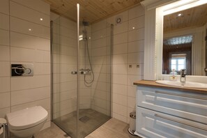 Cabaña, 3 habitaciones | Baño | Ducha, toallas y jabón