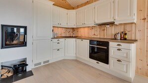 Cabaña, 3 habitaciones | Cocina privada | Cafetera o tetera, frigorífico grande, horno y placa de cocina