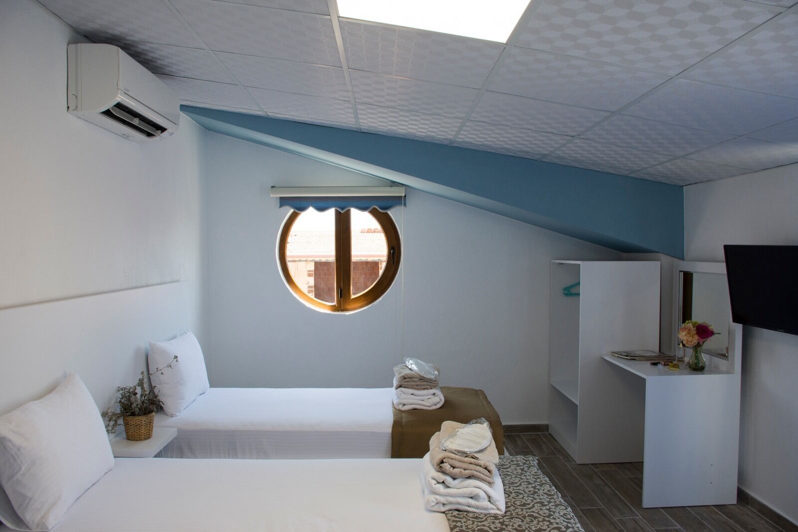 triple room | desk, soundproofing, free wifi, bed sheets