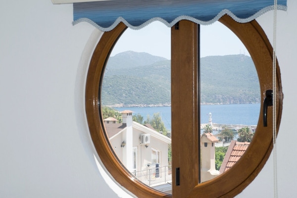 Escritorio, sistema de insonorización, wifi gratis y ropa de cama