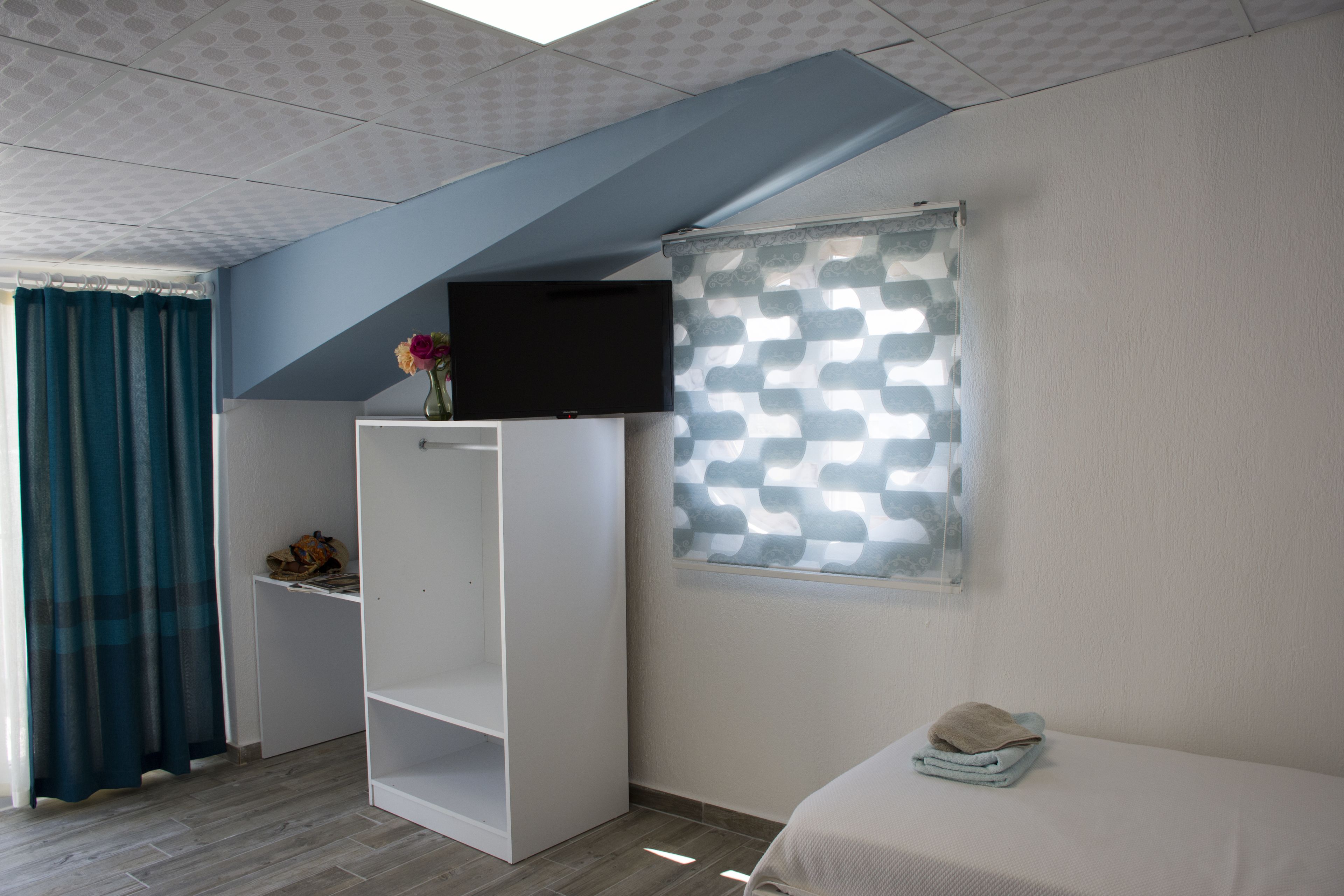 triple room | desk, soundproofing, free wifi, bed sheets