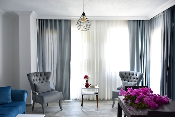 Desk, soundproofing, free WiFi, bed sheets