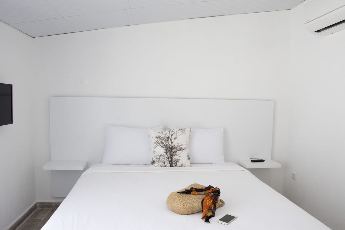 Escritorio, sistema de insonorización, wifi gratis y ropa de cama