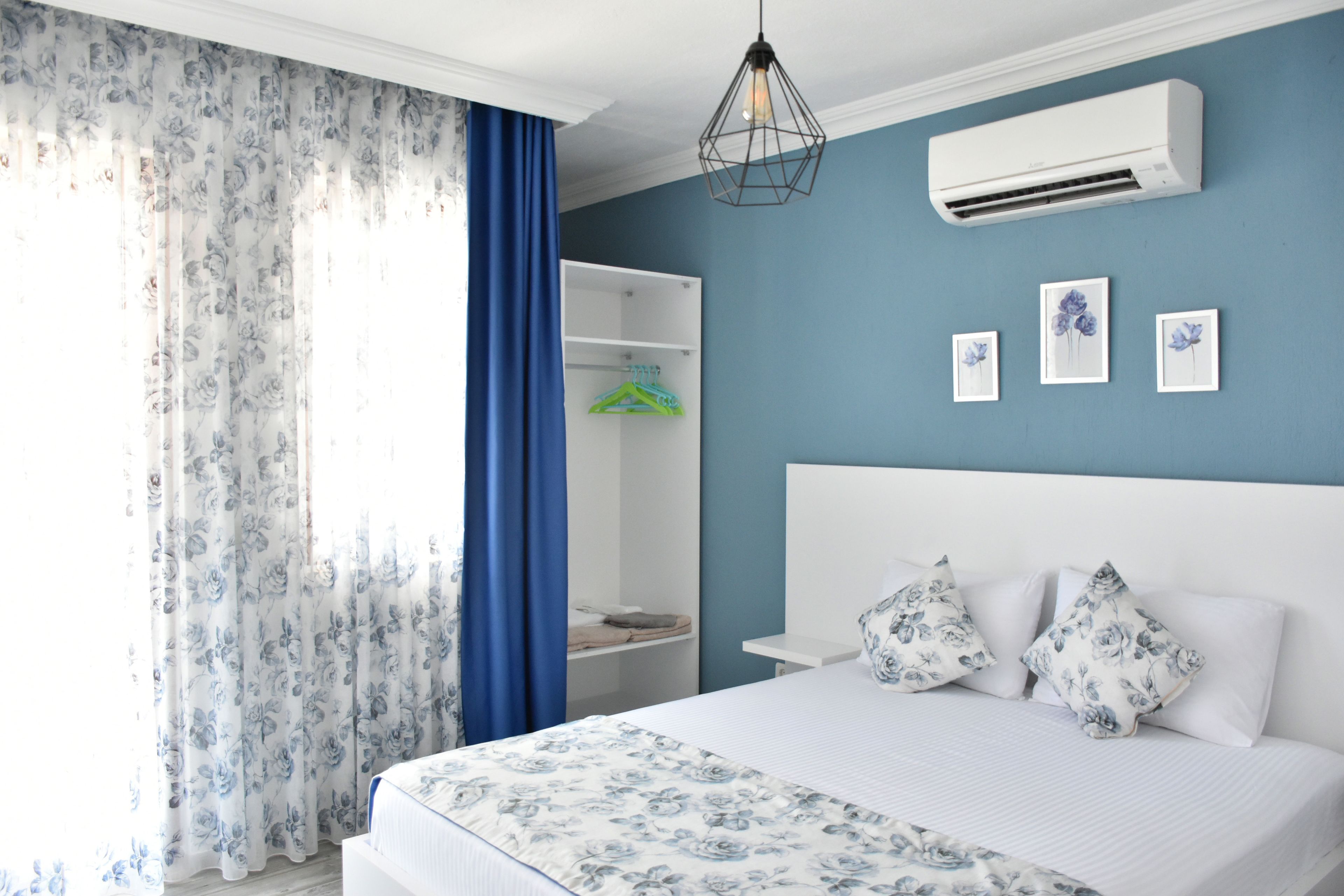 Bàn, phòng cách âm, truy cập Internet không dây miễn phí 