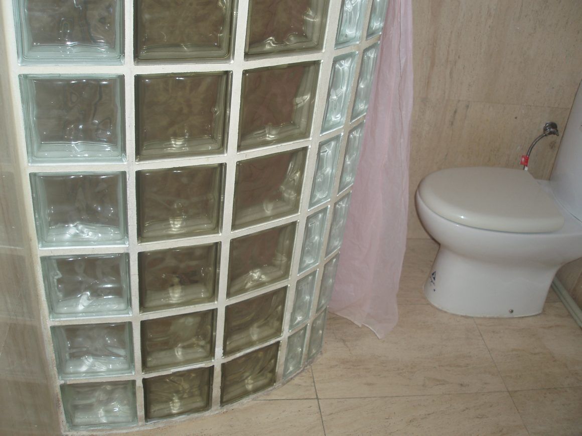 Toallas, jabón, shampoo, papel de baño 