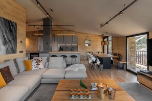 Fernseher, Kamin, Stereoanlage