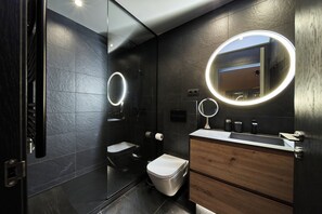 Duschwanne, umweltfreundliche Kosmetikartikel, Handtücher