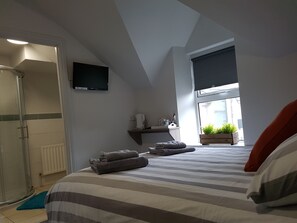 Standard Double Room | Iron/ironing board (on request), WiFi (free), individually decorated - Causeway Bay B&B and Apartments (Portrush)