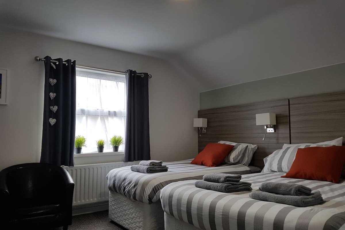 Standard Triple Room, Ensuite | Iron/ironing board (on request), WiFi (free), individually decorated